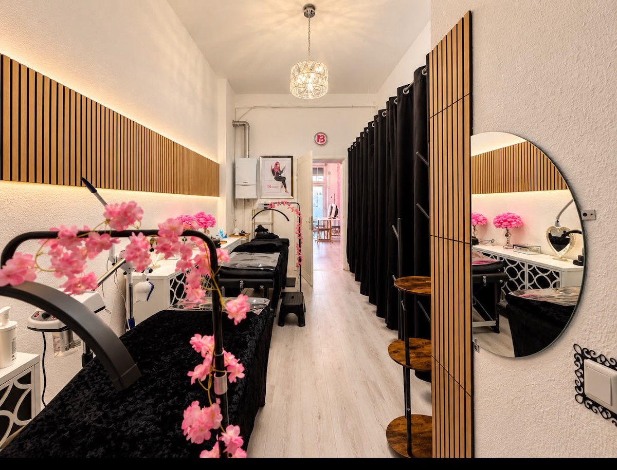 Kosmetikstudio Fatima Beauty Berlin Behandlungsraum mit zwei Liegen