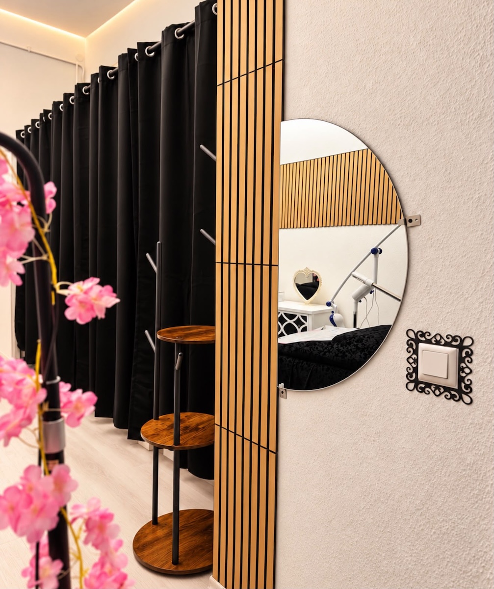 Kosmetikstudio Fatima Beauty Berlin Spiegel im Behandlungsraum