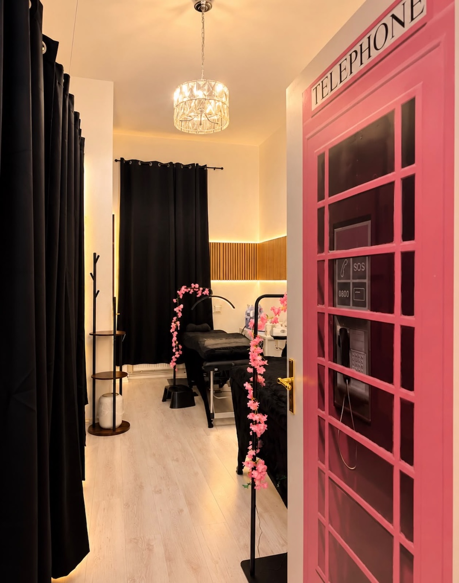 Kosmetikstudio Fatima Beauty Berlin Behandlungsraum Blick durch Telefonzelle