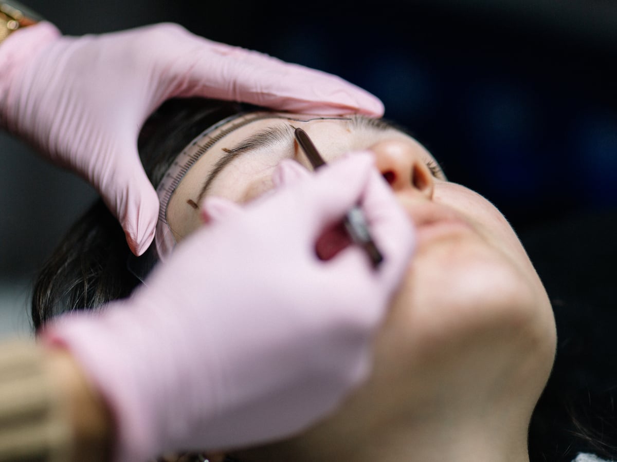 Schulung zu Microblading Härchenzeichnung bei Fatima Beauty in Berlin