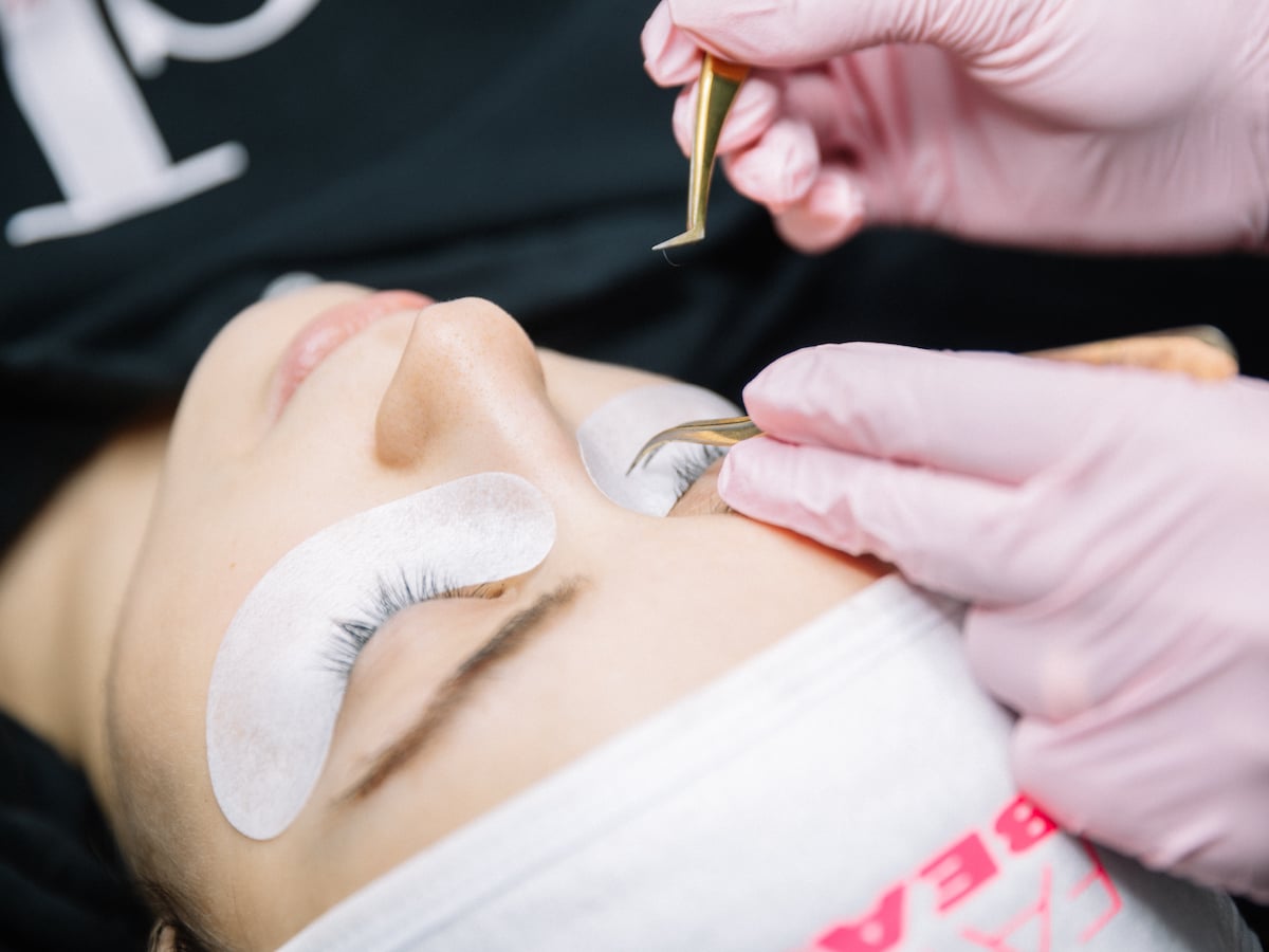 Schulung zu Wimpernverlängerung 1 zu 1 Technik bei Fatima Beauty in Berlin