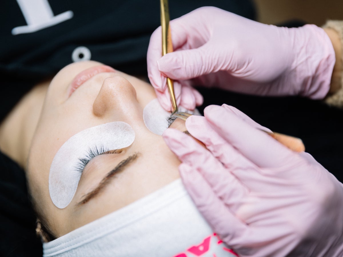 Schulung zu Wimpernverlängerung Volumentechnik bei Fatima Beauty in Berlin